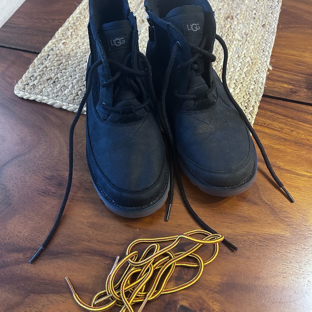 UGG Boys Bradley Ankle Boots Black Size 6 Extra Laces